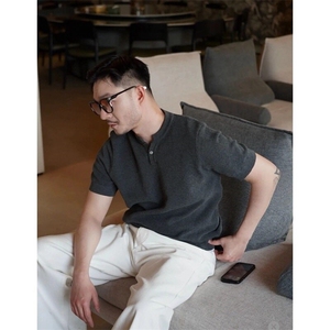 张时予-菠萝纹针法肌理感休闲简约男士亨利领体恤纯色77090/P45降图片