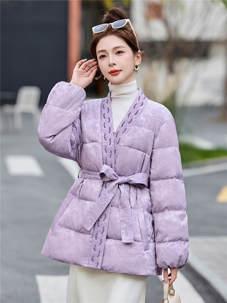 现货。现货2026年冬季人丝轻奢中重工刺绣中长款羽绒新款,女装羽绒服,艾仟回(原伊仟回)