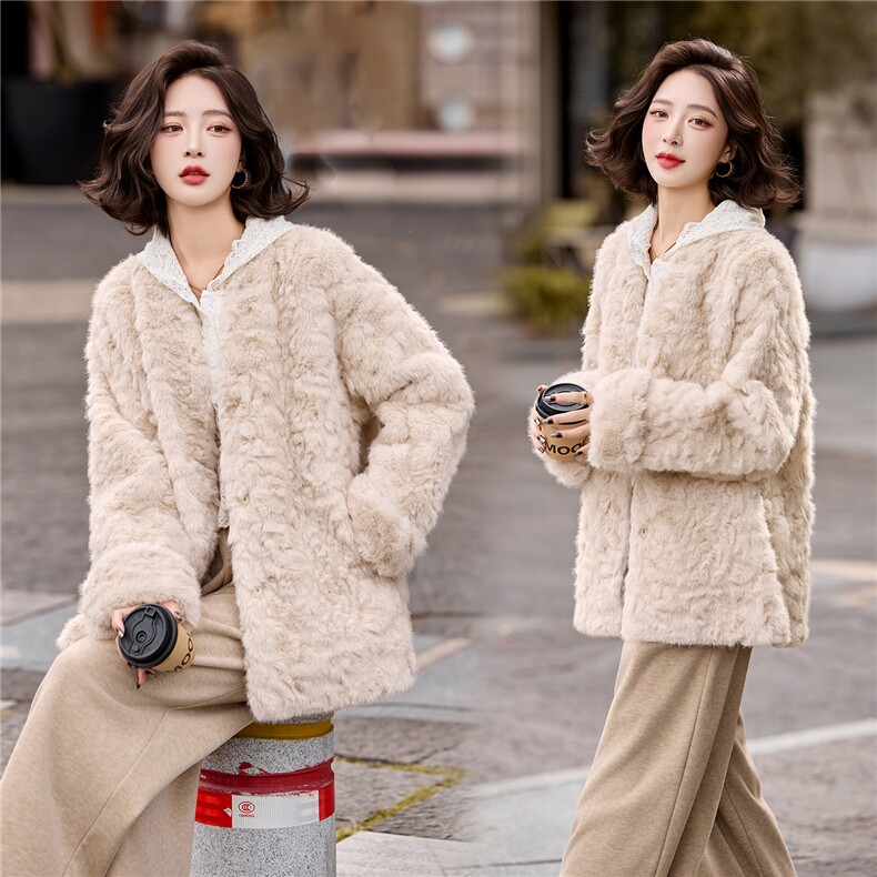 皮毛一体外套女秋季2025新款高级感巨好看轻奢V领中长款毛毛外套，女装羊羔毛/颗粒绒，流量+