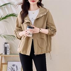 大码短款风衣外套女春秋新款胖MM韩版宽松小个子连帽休闲夹克上衣，女装风衣，依万里