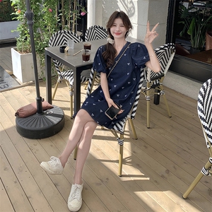 克莱因蓝法式V领连衣裙女2025夏新款显瘦高腰海边度假风减龄裙子图片
