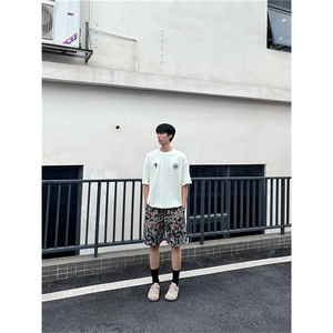 夏季薄款个性设计感涂鸦青年男士宽松休闲沙滩裤痞帅高级五分短裤图片