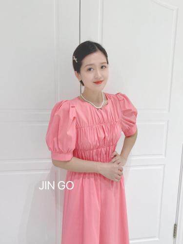 上身简单大方，胸前压褶很独特，粉色显肤白，女装，JIN GO