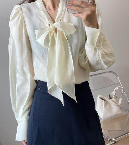秋季，胸前系蝴蝶结款小衫，肩部有小心机设计，二色，超漂亮，其它，她西子