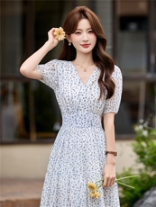 2026年夏季时尚潮流气质V领碎花修身连衣裙，女装连衣裙，江南富贵女