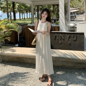 白色法式度假风挂脖连衣裙女2025夏季新款高级感超仙绝美显瘦长裙图片
