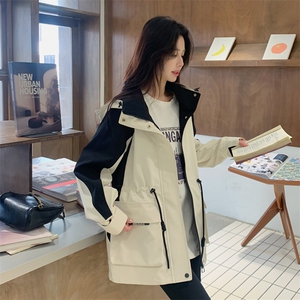 米白色拼接连帽工装冲锋衣外套女秋季2025新款宽松休闲撞色派克服图片