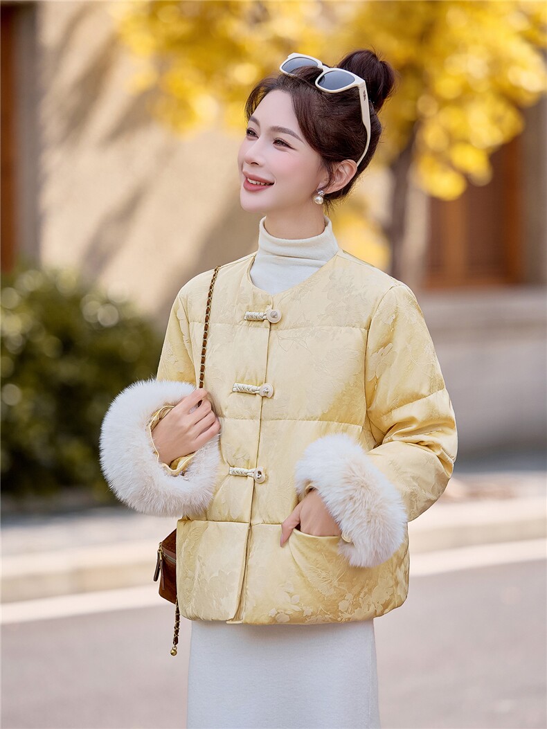 现货2026新中式时尚气质优雅真狐狸毛印花盘扣白鹅绒羽绒服,女装羽绒服,时尚俏佳人