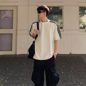 抖音得物品质二开240克宽松纯棉美式潮牌印花三条杠中性风短袖T恤图片