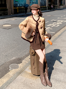 圆领提花料新中式狐狸毛袖短款女式羽绒服图片