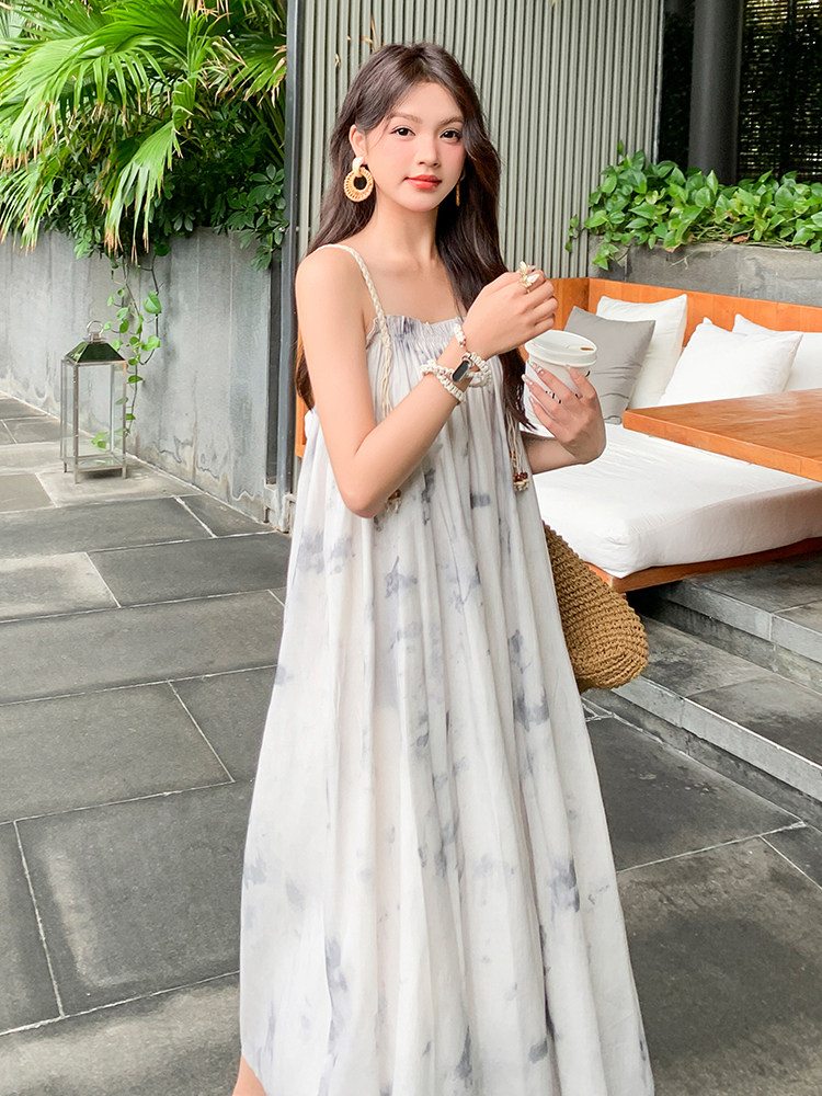 法式气质碎花吊带裙2025新款夏季流行穿搭海边度假漂亮好看连衣裙，女装连衣裙，诺蝶