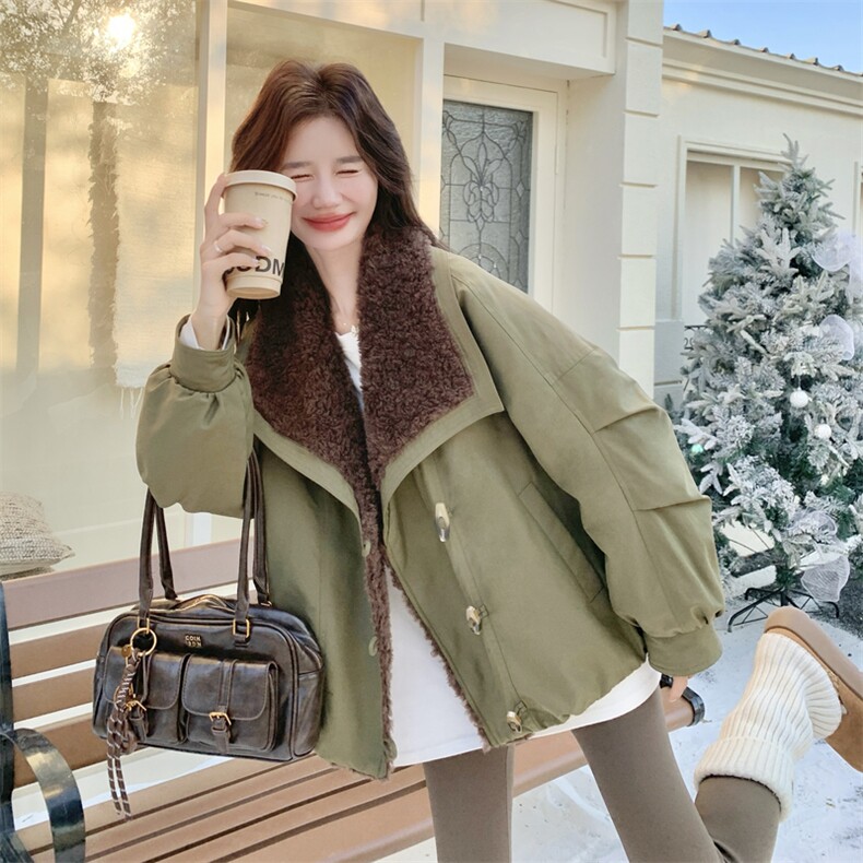 军绿色复古工装羽绒服女冬季2025新款白鸭绒内胆羊羔毛拼接派克服,女装羽绒服,2C159