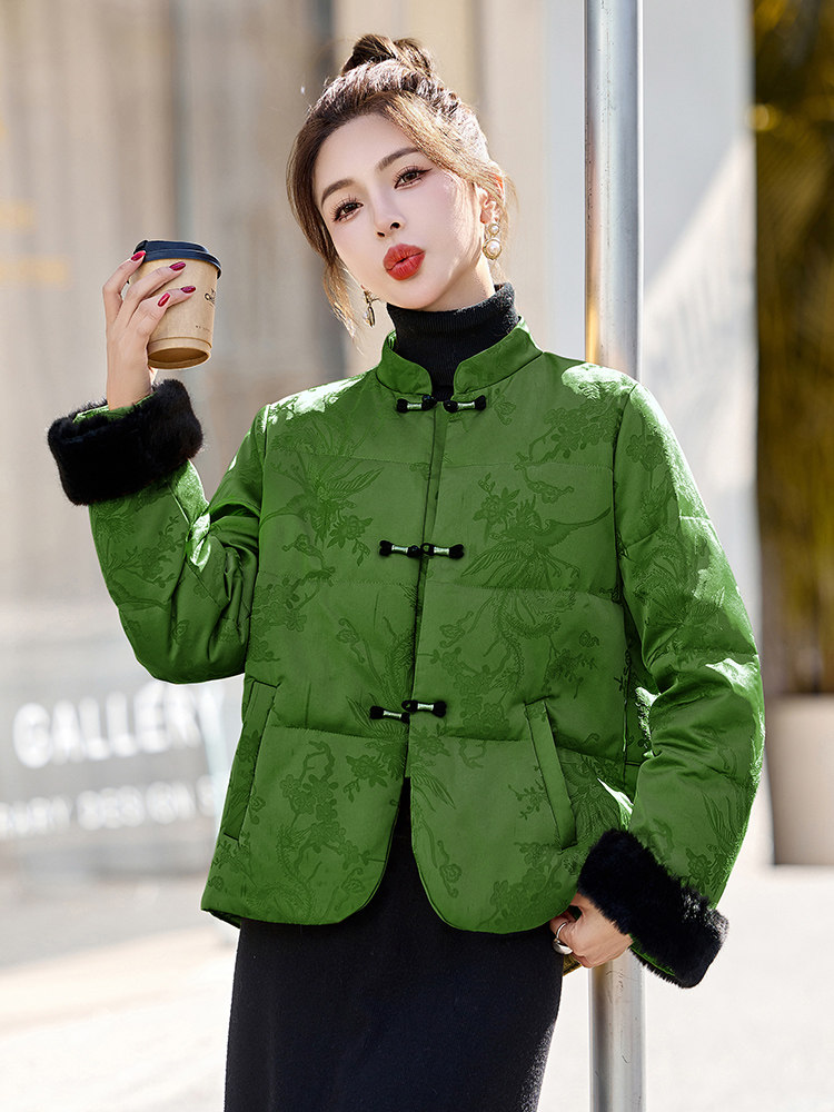新中式G风羽绒服女2025冬新款今年流行小个子短款亮色盘扣外套,女装羽绒服,衣之秀