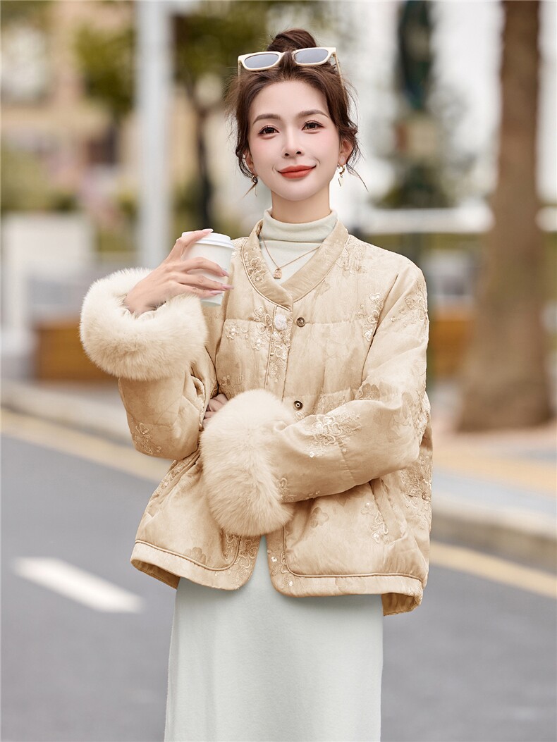 现货。2025年潮冬季真狐狸毛重工刺绣短款新中式羽绒服新款,女装羽绒服,伊仟回