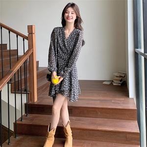 法式复古碎花连衣裙女2025春季新款收腰显瘦气质V领长袖洋气裙子图片