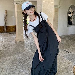 夏季新款甜酷风V领白色上衣褶皱设计感黑色吊带连衣裙套装两件套图片