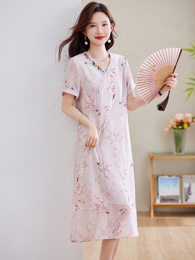 2025年夏季天丝V领刺绣短袖套头宽松大码新中式连衣裙,女装连衣裙,新依时派