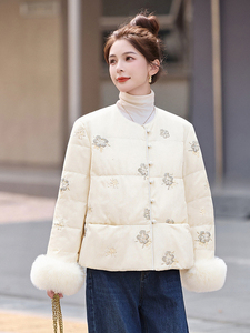 现货。2025年潮冬季真狐狸毛重工刺绣钉珠短款新中式羽绒服新款图片