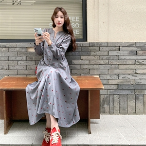 韩版复古印花连衣裙2025秋季新款今年流行气质高级感超好看长裙图片