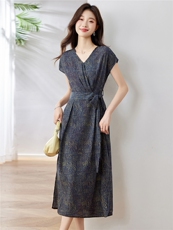 高级感气质V领连衣裙夏女2025新款百搭显瘦收腰减龄巨好看中长裙，女装连衣裙，布芭啦