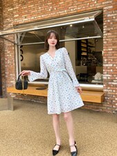 V领清新小碎花甜美可爱气质修身收腰显瘦刺绣短款连衣裙，女装连衣裙，荷塘月色