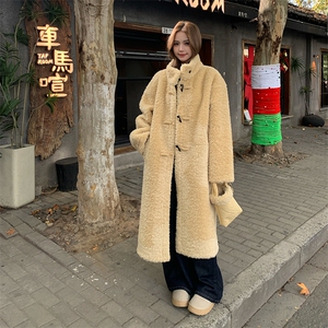 黄色牛角扣连帽皮毛一体羊羔毛厚外套女秋冬加绒保暖派克棉服大衣图片