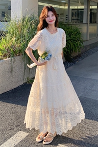 米白色温柔风蕾丝连衣裙女2025年夏季新款今年流行法式气质茶歇裙图片