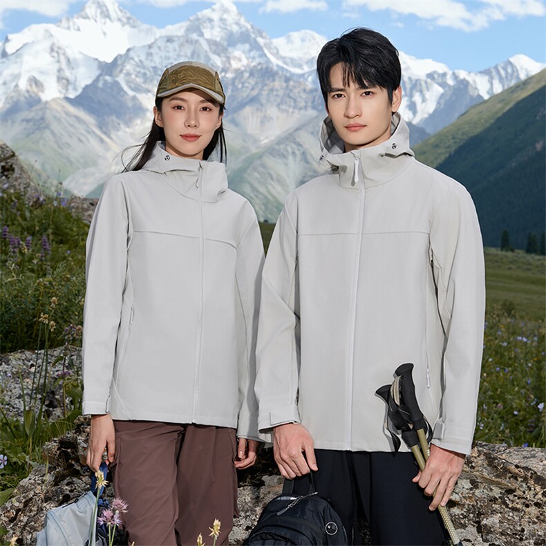 2025秋冬百搭时尚简约连帽软壳薄款冲锋衣，男装夹克，鲁菏羊绒