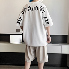 上衣白色短裤卡其