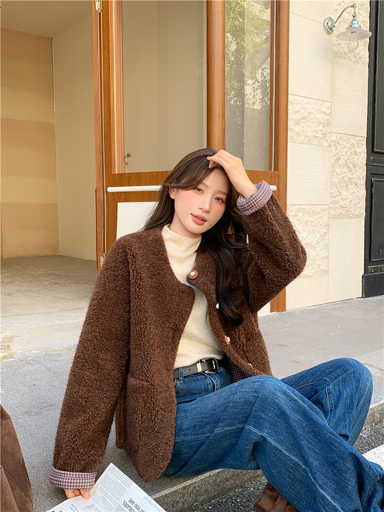 棕色羊羔毛外套女皮毛一体2025秋冬时尚百搭彩扣羊羔绒上衣,女装短外套,2C229