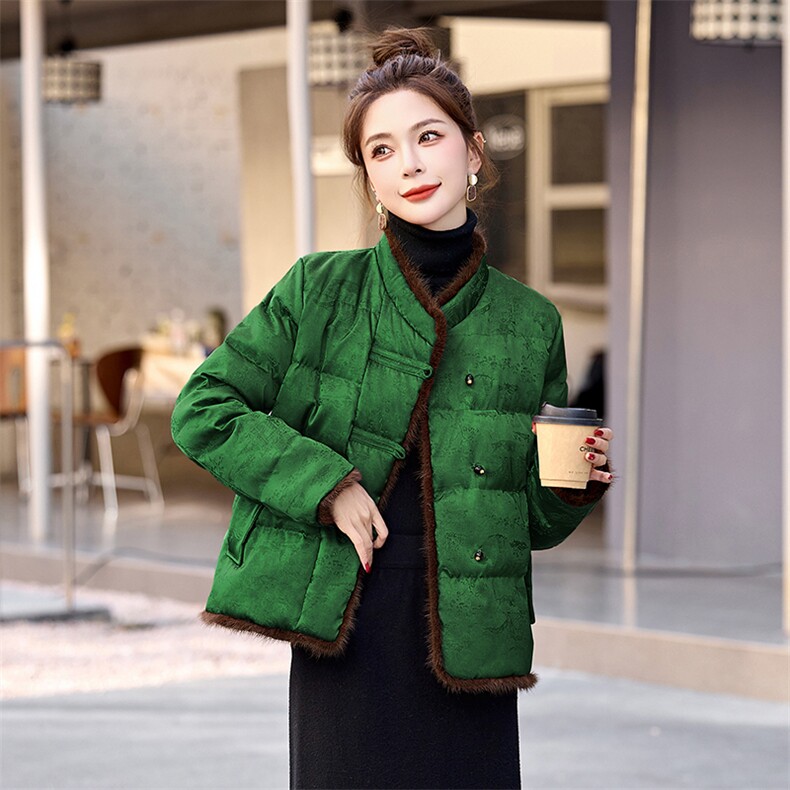 新中式G风羽绒服女2025冬新款今年流行独特漂亮短款红色盘扣外套,女装羽绒服,伊仟回