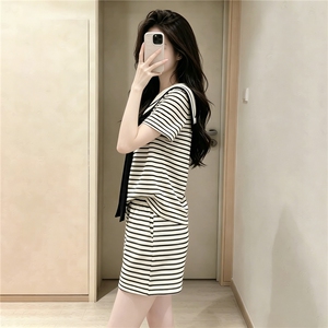 女夏款时尚洋气套装设计感蝴蝶结翻领黑白条纹短袖上衣短裤两件套,蓝黑色亚麻裤子搭配什么上衣好看图片