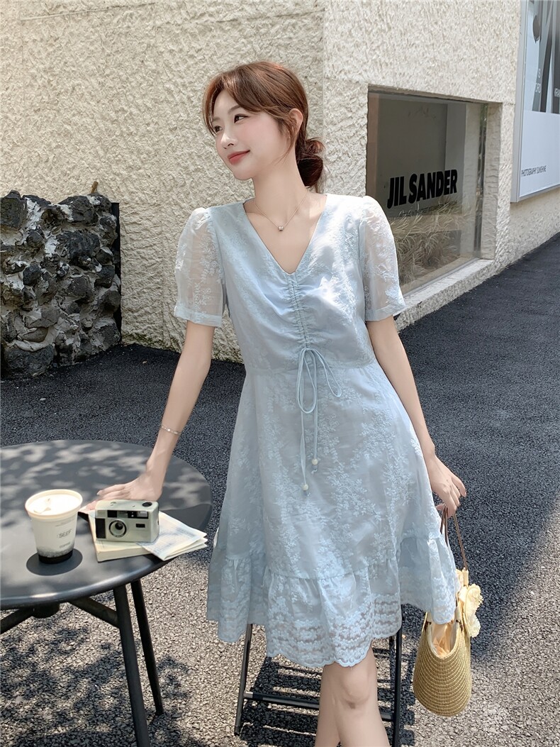 浅蓝色法式精致刺绣V领连衣裙女2026夏季新款巨好看气质减龄,女装连衣裙,霓裳依族