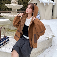 美拉德连帽牛角扣皮毛一体外套女秋冬2025新款独特设计麂皮绒棉服，女装皮衣，2C307