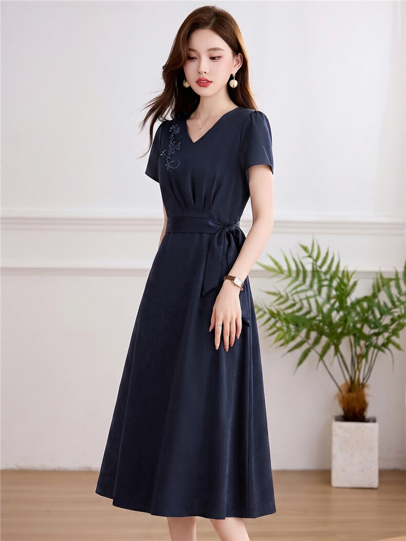 时尚潮流2026年夏季气质钉珠V领修身连衣裙,女装连衣裙,伊航服饰