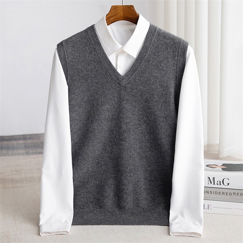 2025年秋季V领青春流行宽松型12针V领马甲，男装背心/马甲，犀桦羊绒