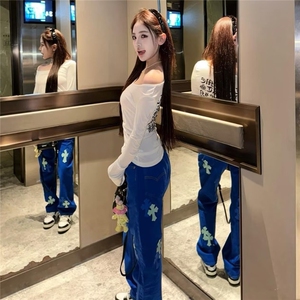 W10266-P60 网图现货 潮牌时尚潮流微喇冰洗直筒牛仔裤十字架贴皮图片