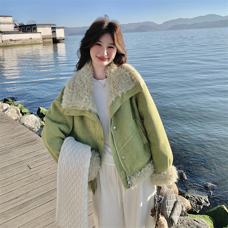 绿色皮毛一体羊羔毛外套女2025冬季新款设计感保暖加厚小个子夹克,女装毛呢外套,2C113