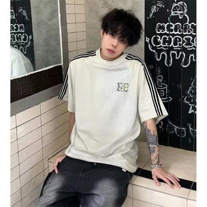 抖音得物品质二开240克宽松纯棉美式潮牌印花三条杠中性风短袖T恤,黄色火焰t恤怎么搭配图片