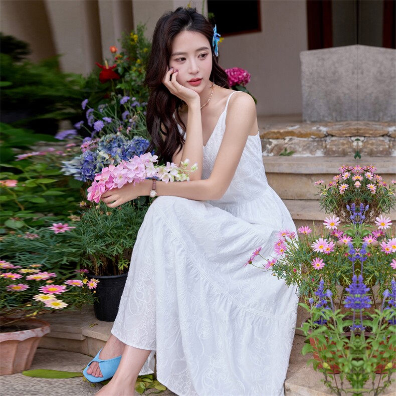 白色吊带连衣裙女夏新款海边度假高级感修身显瘦超仙绣花气质长裙,女装连衣裙,艾贝斯