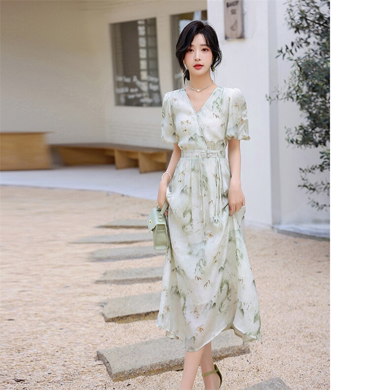 新中式印花V领连衣裙女2024夏季新款减龄气质A字长裙图片