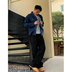 深灰色