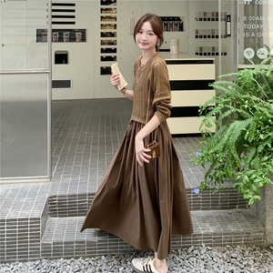 早秋新款不规则长袖镂空针织衫慵懒风收腰气质吊带连衣裙两件套，女装连衣裙，维壹