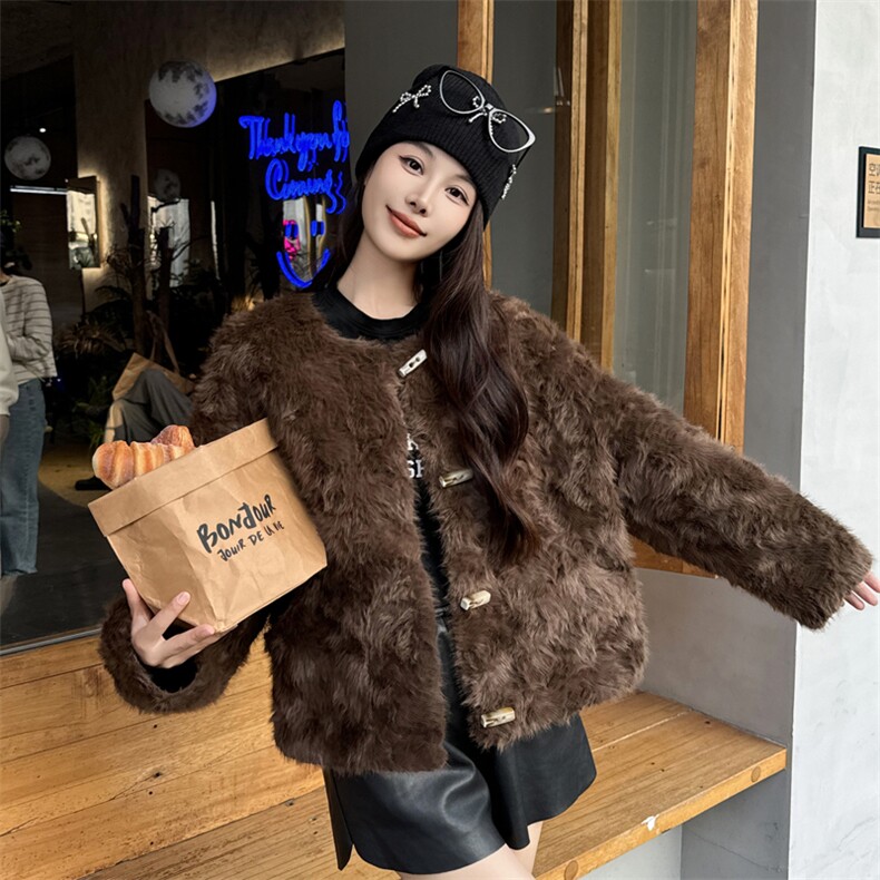 圆领牛角扣皮毛一体外套时尚女短款毛绒皮草2025秋冬新款宽松上衣,女装短外套,2C229