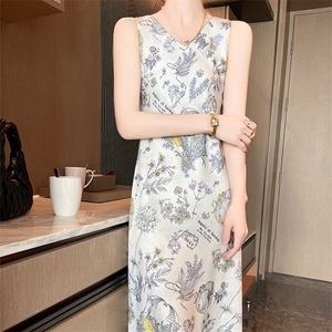 2025夏季新款吊带连衣裙女宽松印花长裙醋酸缎面U领背心碎花裙子图片