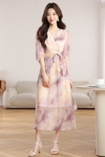 紫粉晕染V领碎花连衣裙女夏2026新款泡泡袖收腰系带显瘦茶歇长裙，女装连衣裙，艾米