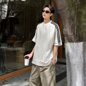 抖音得物品质二开240克宽松纯棉美式潮牌印花三条杠中性风短袖T恤图片