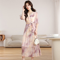 现货碎花连衣裙女夏季新款设计感气质收腰显瘦茶歇法式系带长裙子，女装连衣裙，韩蔻秀