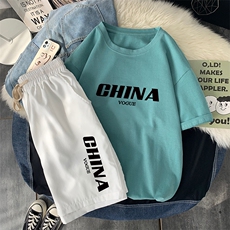 绿衣白裤