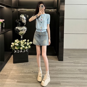 欧货时尚设计感套装女夏新款圆领彩色纽扣针织衫短袖牛仔裙两件套